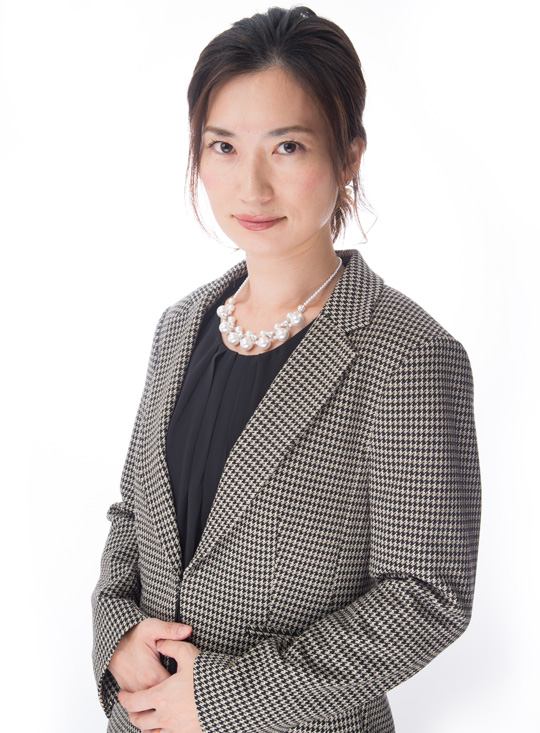 女子就活生の証明写真のビフォー